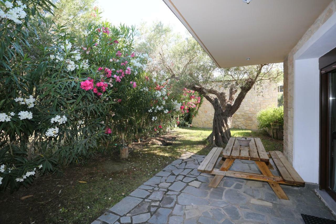Villa Argo 3 - Beachfront, Big Gardens, Location! Pefkochori Eksteriør billede