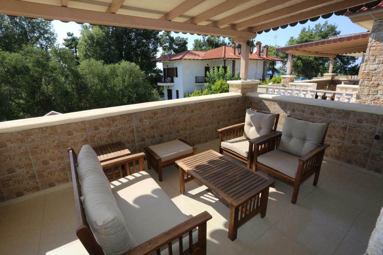 Villa Argo 3 - Beachfront, Big Gardens, Location! Pefkochori Eksteriør billede
