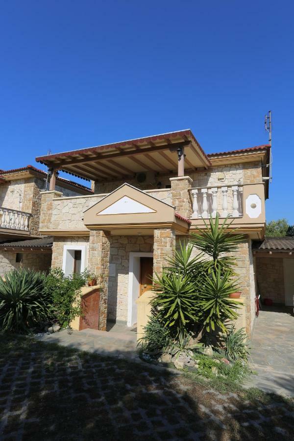 Villa Argo 3 - Beachfront, Big Gardens, Location! Pefkochori Eksteriør billede