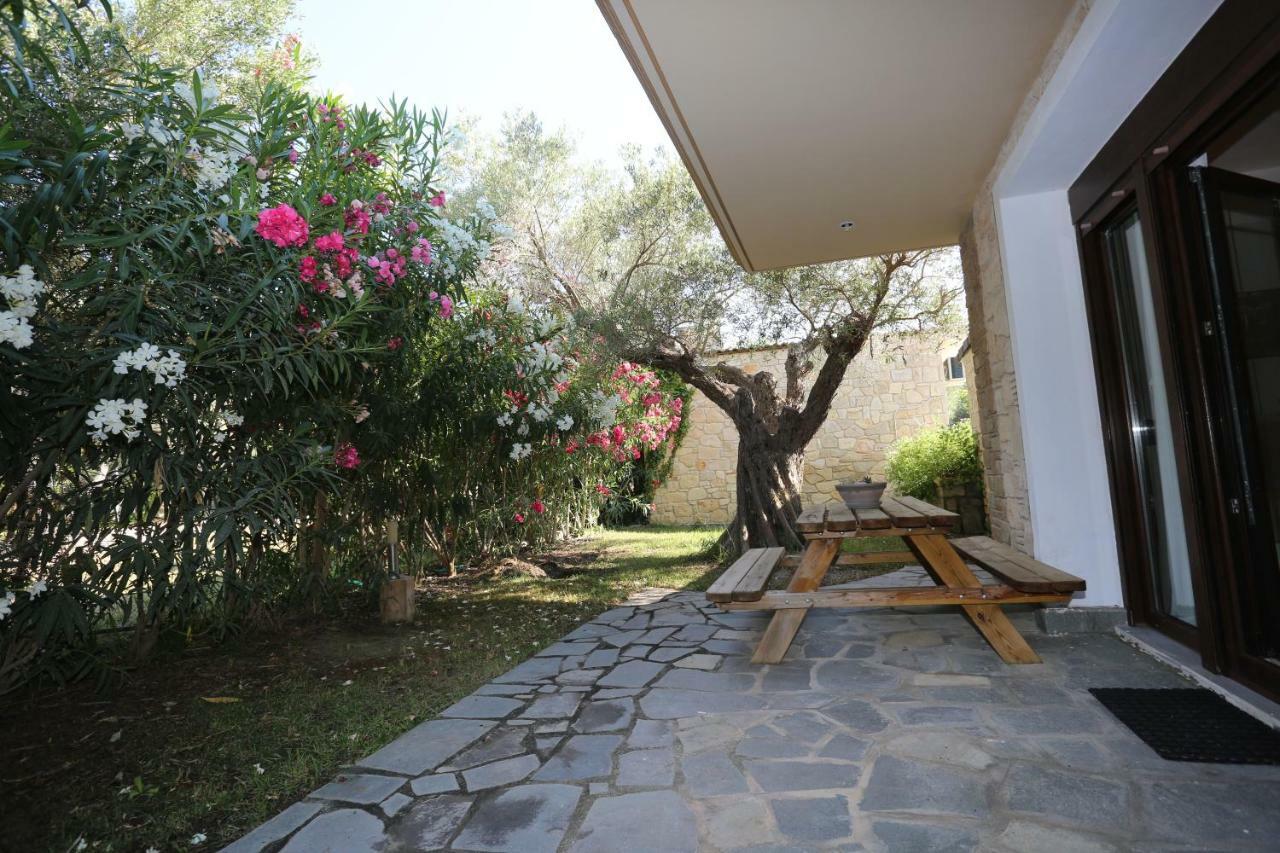 Villa Argo 3 - Beachfront, Big Gardens, Location! Pefkochori Eksteriør billede