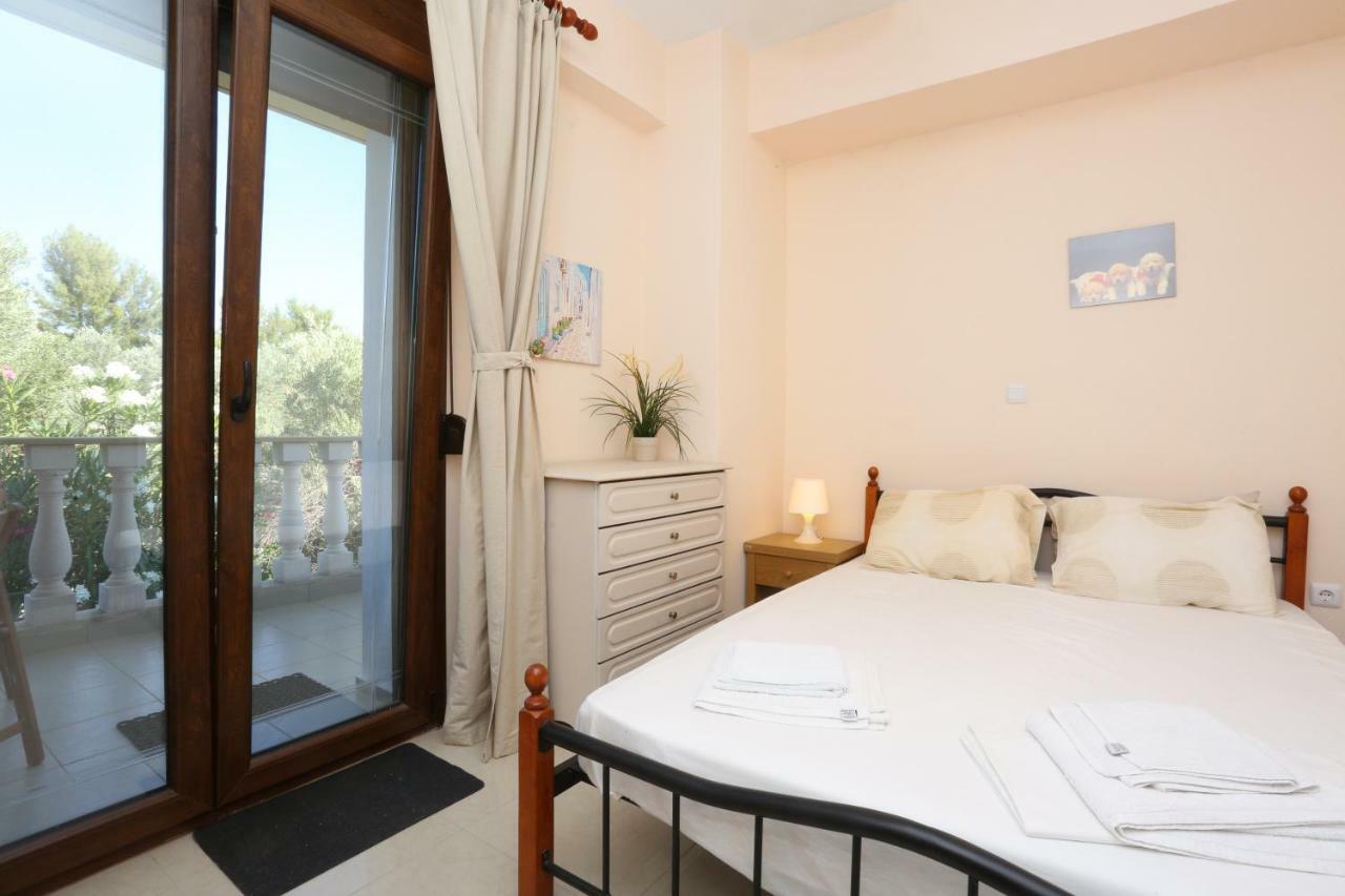 Villa Argo 3 - Beachfront, Big Gardens, Location! Pefkochori Eksteriør billede