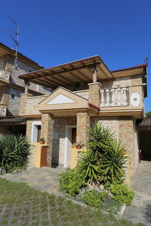 Villa Argo 3 - Beachfront, Big Gardens, Location! Pefkochori Eksteriør billede