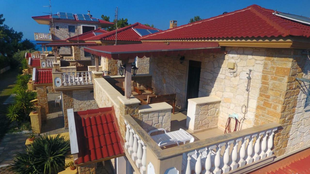 Villa Argo 3 - Beachfront, Big Gardens, Location! Pefkochori Eksteriør billede
