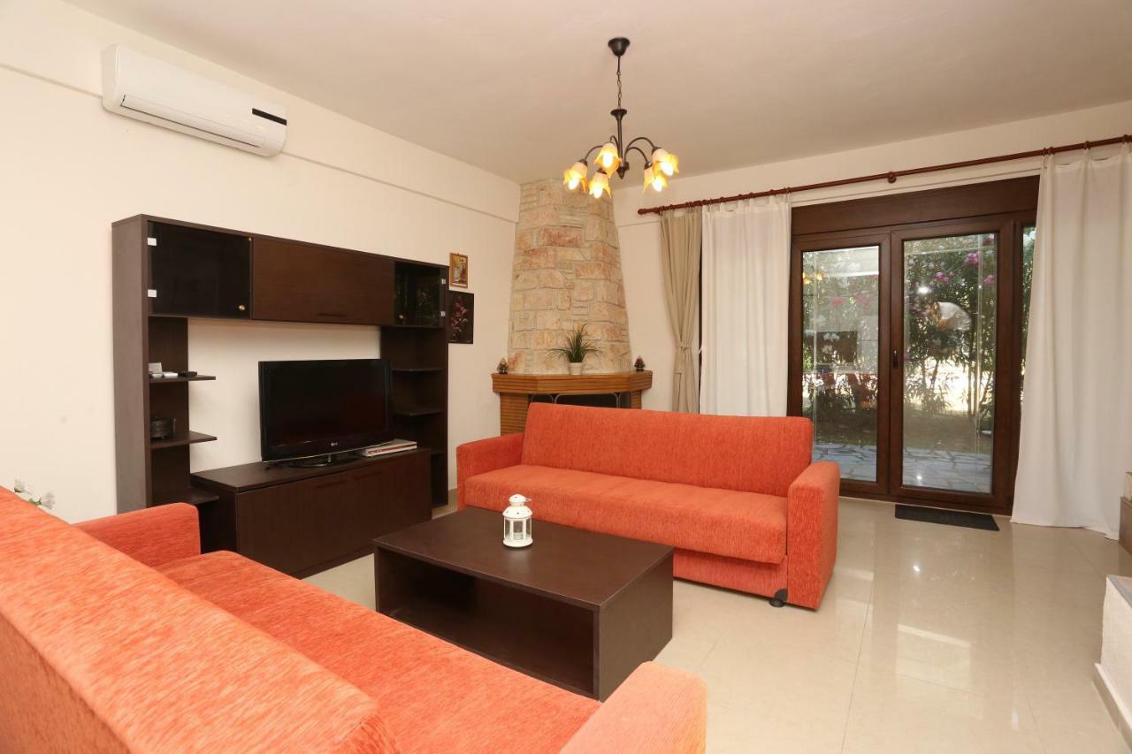 Villa Argo 3 - Beachfront, Big Gardens, Location! Pefkochori Eksteriør billede