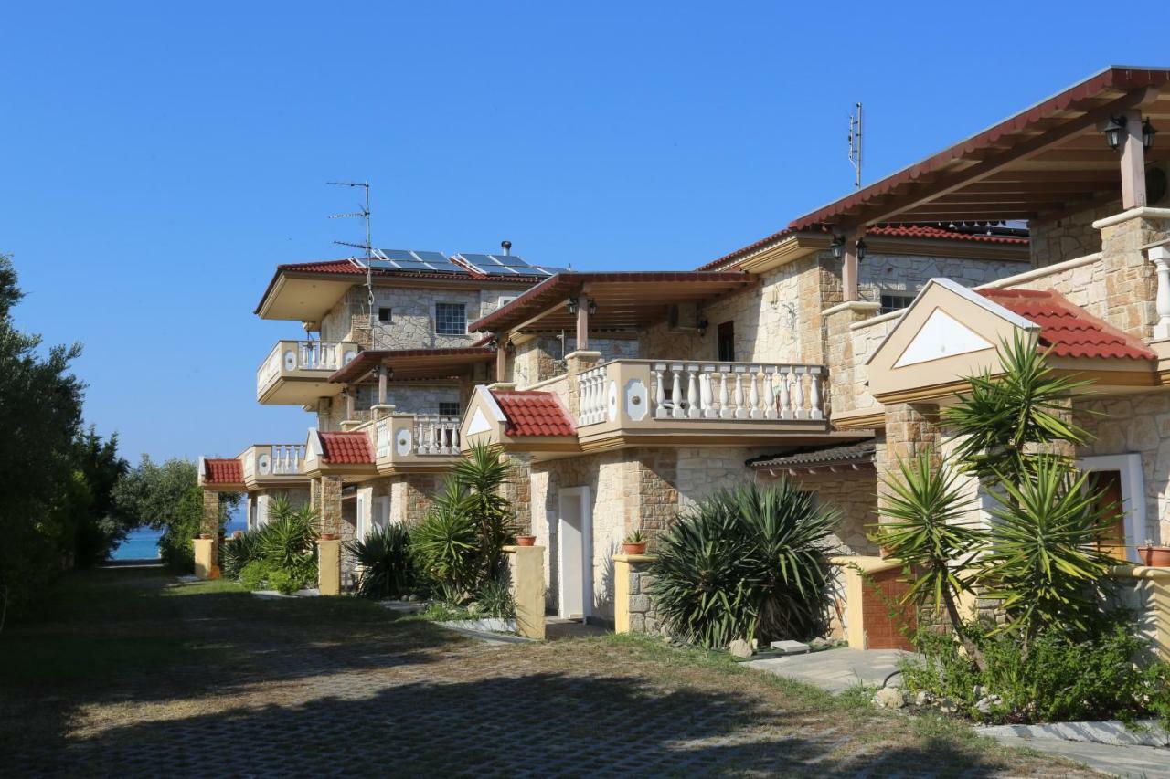Villa Argo 3 - Beachfront, Big Gardens, Location! Pefkochori Eksteriør billede