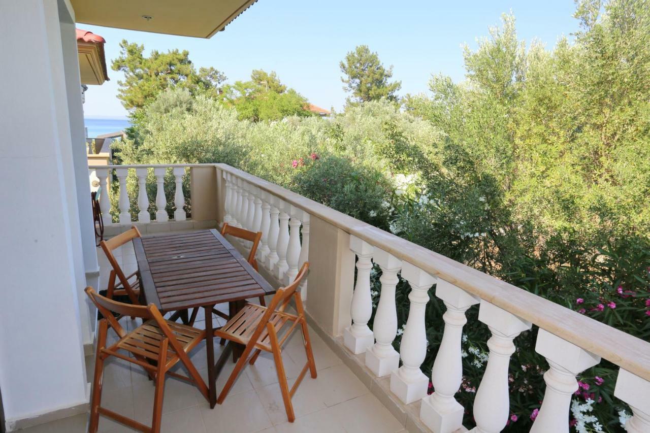 Villa Argo 3 - Beachfront, Big Gardens, Location! Pefkochori Eksteriør billede