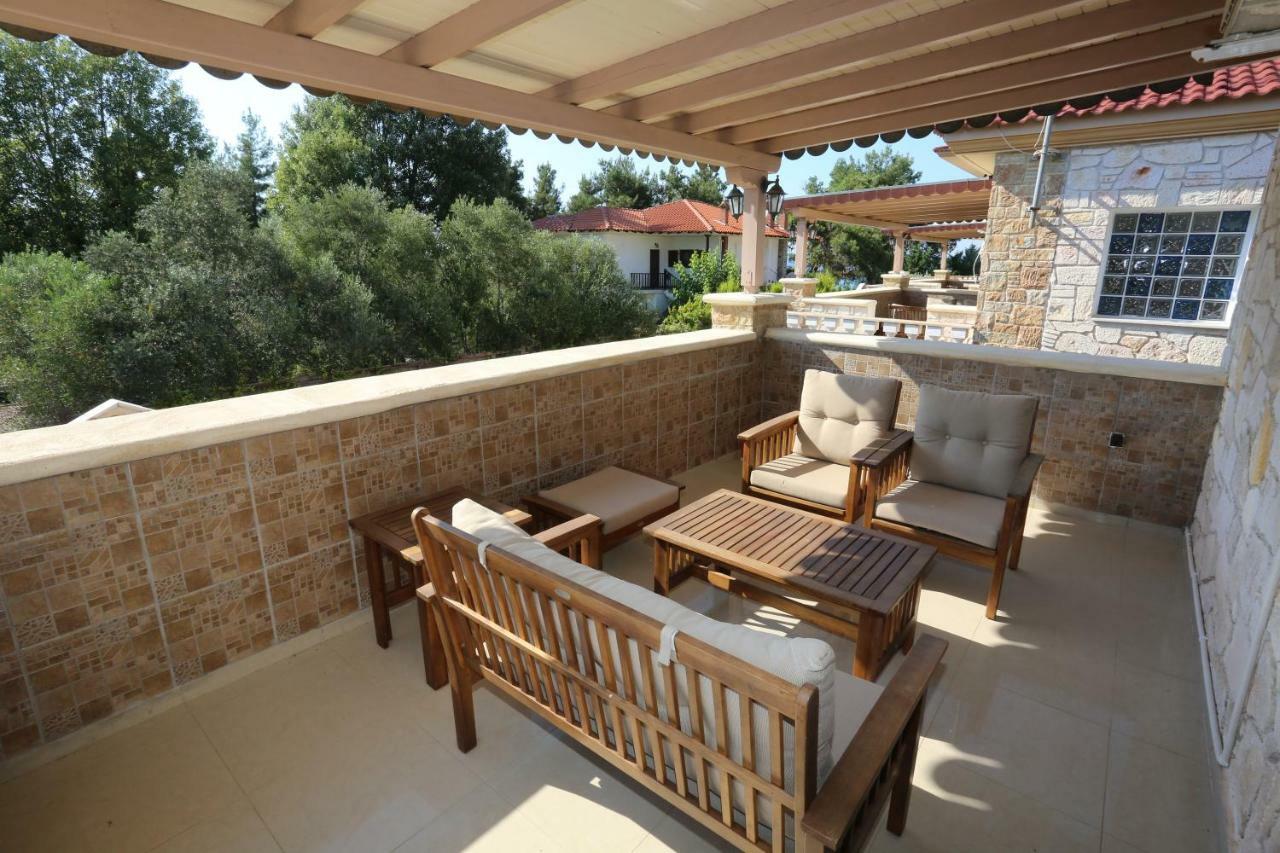 Villa Argo 3 - Beachfront, Big Gardens, Location! Pefkochori Eksteriør billede