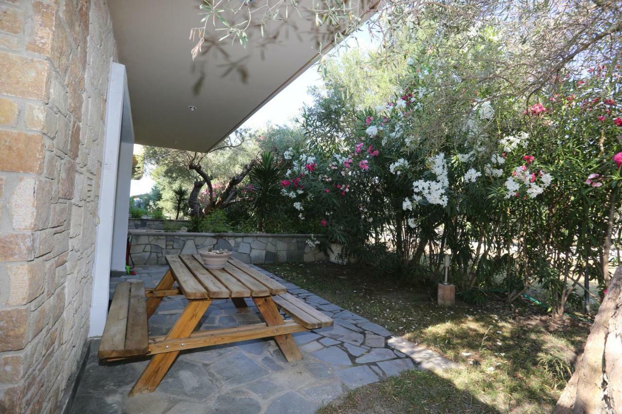 Villa Argo 3 - Beachfront, Big Gardens, Location! Pefkochori Eksteriør billede